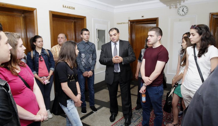 Ученици от Видин посетиха НС по покана на Михаил Миков и Филип Попов